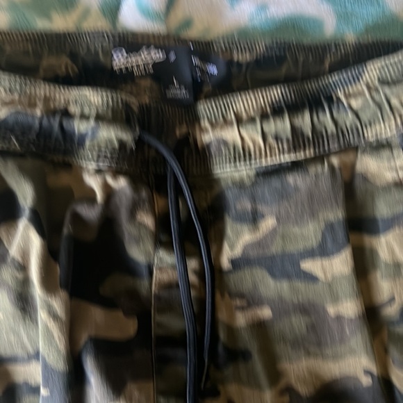 COPY - Men’s large slim fit camouflage cargo pant - Picture 3 of 4